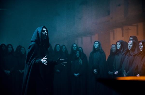 Bild 1 von 3: Der Ring der geheimnisvollen Kapuzenträger.