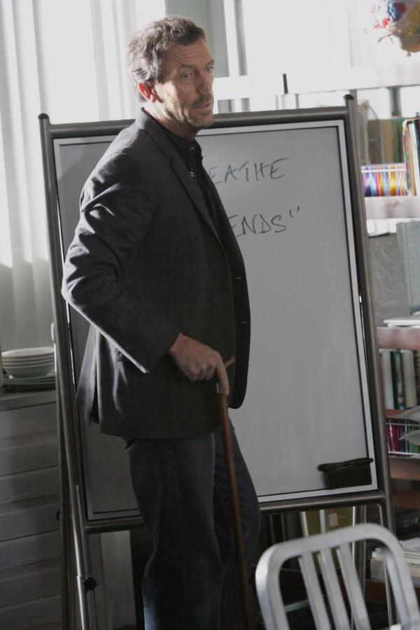 Bild 1 von 18: Während eines bizarren Sexspiels mit seiner Frau leidet Bob Palko plötzlich unter Atem- und Sprachstörungen. House (Hugh Laurie) ist davon überzeugt, dass die Ehefrau versucht, ihren Mann zu ermorden ...
