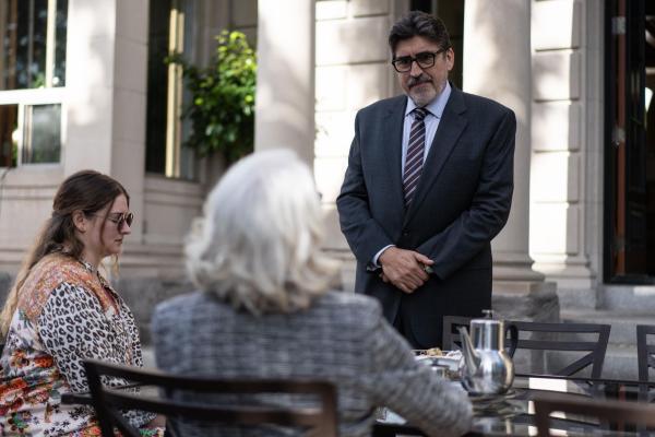 Bild 1 von 11: (v.l.n.r.) Mariana Morrow (Elizabeth Neale); Irene Morrow (Rosemary Dunsmore); Armand Gamache (Alfred Molina)