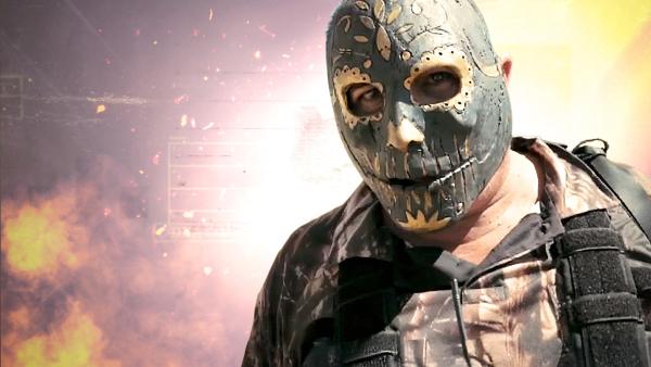 Bild 1 von 4: Namenloser Protagonist, der zum Schutz vor dem Erkanntwerden eine Masken trägt.