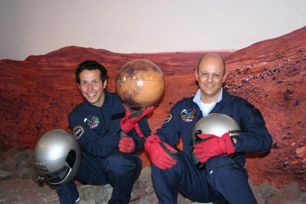 Bild 1 von 5: Willi (links) und der Marsexperte Jörg Fischer von der Europäischen Weltraumorganisation ESA im Landesmuseum für Technik und  Arbeit in Mannheim.