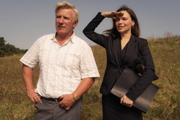 Bild 1 von 5: Arne Seidel (Jörg Schüttauf) zeigt Anne Pilz (Mina Tander) die in Frage kommenden Gebiete.