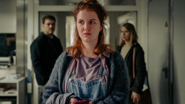 Bild 1 von 8: Sophie (Alina Stiegler, M.) fühlt sich von Freya (Susanne Bormann, r.) und Moritz Becker (Ben Münchow, l.) bedrängt. Was wollen die beiden von ihr?