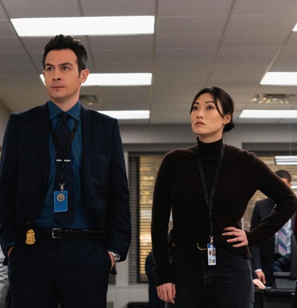 Bild 1 von 8: Stuart Scola (John Boyd, l.); Emily Ryder (Catherine Haena Kim, r.)