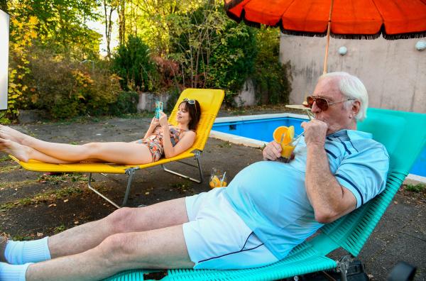 Bild 1 von 5: In Curts (Günther Maria Halmer) Wahrnehmung ist Marija (Emilia Schüle) seine eigentlich längst verstorbene Frau Marianne, mit der er einen Nachmittag im Garten genießt.