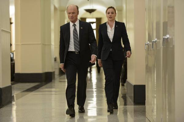 Bild 1 von 9: Leonard Dekkom (Ed Harris, l.); Sarah Wilson (Abbie Cornish, r.)