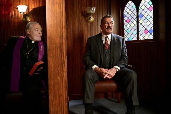 Bild 1 von 10: Erzbischof Kevin Kearns (Stacy Keach, l.); Frank Reagan (Tom Selleck, r.)