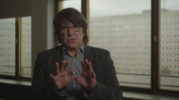 Bild 1 von 3: Historiker Christian Boos erklärt die Einschüchterungsmechanismen der Stasi. Im Zweifel sollte der Staat vor den eigenen Bürgern geschützt werden.