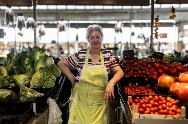 Bild 1 von 3: Maria da Conceição Pinto ist eine feste Größe im Mercado do Bolhão. Sie versorgt ihre Kunden stets mit frischen Produkten aus der Region.