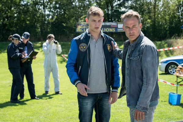 Bild 1 von 5: Sascha Bellhoff (Dennis Mojen, l.); Jan Maybach (Marco Girnth, r.)