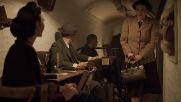 Bild 1 von 3: Rachel Dobkin flüchtet sich im April 1941 während einer Bombennacht des sogenannten Blitzkrieges in einen Londoner Luftschutzbunker. Wenig später meldet ihre Schwester sie als vermisst.