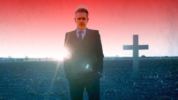 Bild 1 von 1: Im Bild: Er ist charmant, gut aussehend und kann trösten. Sein Beruf: Bestatter. Wer sich in ihn verliebt, verliert nicht nur sein Herz, sondern manchmal auch viel Geld.