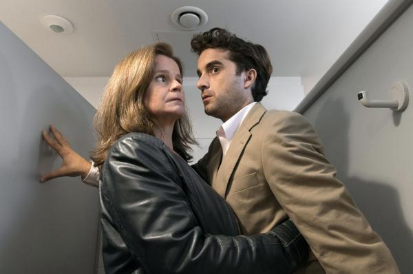 Bild 1 von 8: Gudrun Wohlers (Katrin Pollitt, l.); Thomas Zuhse (Oliver Wnuk, r.)