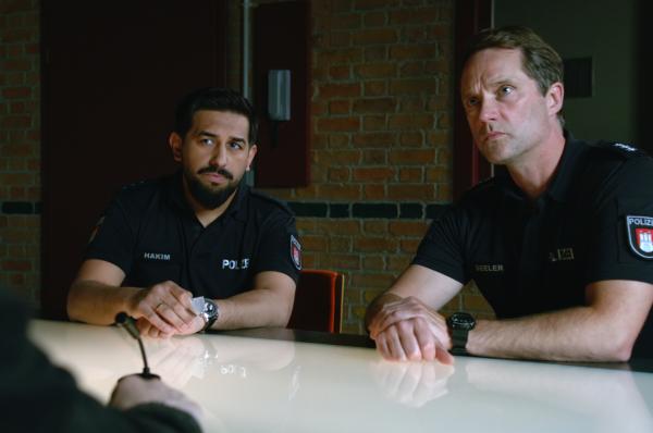 Bild 1 von 5: Malik (Zejhun Demirov, l.) und Mattes (Matthias Schloo, r.) versuchen den dreisten Stalker zu entlarven.