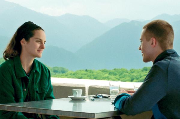 Bild 1 von 4: In der Umgebung ihrer Kindheit suchen Jeanne (Noémie Merlant) und David (Benjamin Voisin) nach einem Weg, alte Verletzungen zu verarbeiten.