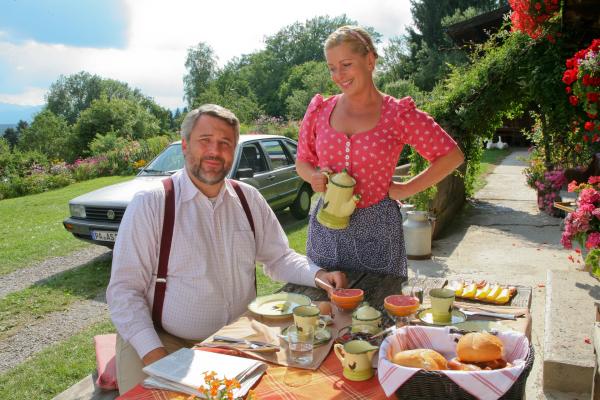 Bild 1 von 3: Während Stadler (Dieter Fischer, l.) in Rosenheim ermittelt, wohnt er erneut bei Marie (Karin Thaler, r.) auf dem Hof.