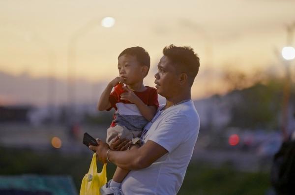 Bild 1 von 3: Studien zeigen, dass väterliche Fürsorge evolutionär schon früh überlebenswichtig war und sich die Rolle des Vaters nicht nur auf die des ?Helfers? beschränkt.
