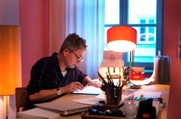 Bild 1 von 8: Linda Benedikt, Enkelin von Robert Lembke, beim Zeichnen.