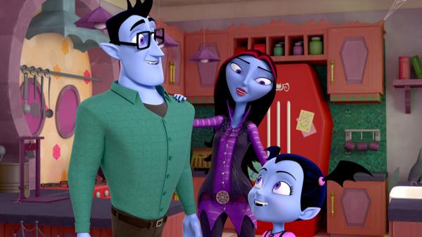Bild 1 von 19: 1a) Vampirina und ihre gruselige Familie sind frisch aus Transsylvanien nach Pennsylvanien gezogen. Die kleine Vampirin kann es kaum erwarten, neue Freundschaften zu schließen, doch das ist nicht einfach, denn sobald sie nervös wird, verwandelt sie sich in eine Fledermaus. 1b) Oxana ist ganz aufgeregt, das Spukhotel endlich eröffnen zu können, doch bisher gibt es nur ein einziges Zimmer. Aus einer Notlage heraus übernachten Boris' und Poppys Freunde Edna und Edgar in diesem Zimmer, doch ausgerechnet zu diesem Zeitraum, bewohnen zwei Vampirschwestern dasselbe Zimmer.