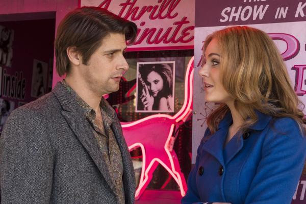 Bild 1 von 8: Phillip Paige (Ryan Johnson, l.); Joan Millar (Jessica Marais, r.)