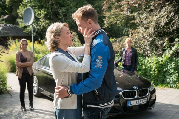 Bild 1 von 5: Roswitha Bellhoff (Isis Krüger, l.); Sascha Bellhoff (Dennis Mojen, r.)