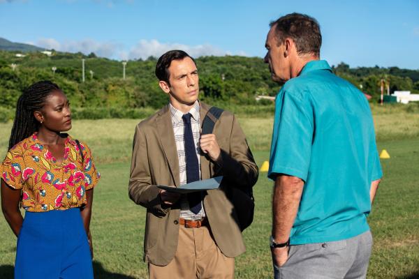 Bild 1 von 5: Naomi Thomas (Shantol Jackson, l.) und DI Neville Parker (Ralf Little, M.) setzen den Piloten Peter Holcroft (Richard Lintern, r.) unter Druck: War Kurt Henderson tatsächlich an Bord seines Flugzeugs? Und welche Verbindung hat Peter zu Taylor Fielding, der regelmäßig seine Maschinen charterte und nun im Zentrum der Ermittlungen steht?