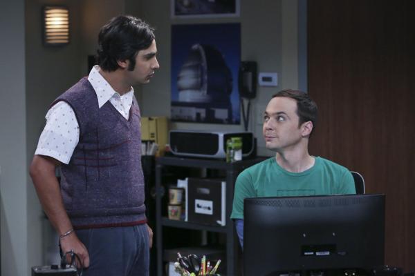 Bild 1 von 14: Während Bernadette und Howard ihren Freund Stuart endlich zum Ausziehen bewegen konnten, ihren Hausgast jetzt aber doch etwas vermissen, sind Raj (Kunal Nayyar, l.) und Sheldon (Jim Parsons, r.) einer großen Entdeckung sehr nahe ...