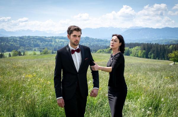 Bild 1 von 32: Im Bild: Elias Reichert (Henry Sydow), Krista Birkner (Sophia Wagner).