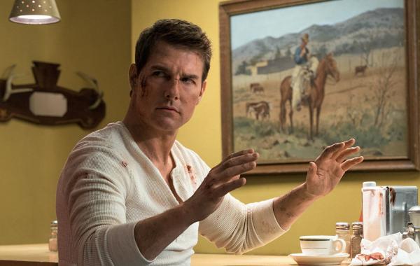 Bild 1 von 3: Tom Cruise plays Jack Reacher in Jack Reacher: Never Go Back from Paramount Pictures and Skydance Productions