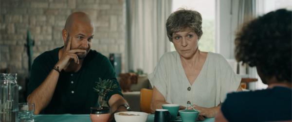 Bild 1 von 3: Felix (Junes Callaert) im Gespräch mit seinem Vater (Stan Van Samang) und seiner Oma (Ann Tuts).