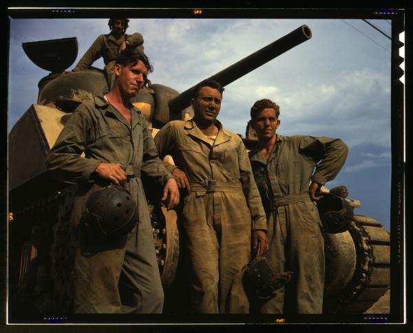 Bild 1 von 2: Die Panzer des Ersten Weltkrieges sind behäbig, unvollkommen und für ihre Besatzung von bis zu 18 Mann oft stählerne Särge. Erste Feuerprobe erleben sie in der Schlacht von Cambrai.