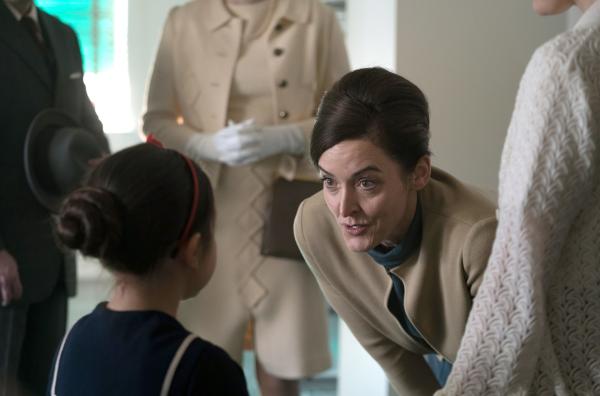 Bild 1 von 3: Sozialarbeiterin Jeannie (Janet Kidder) beim Fototermin für die Adoptionsannoncen der Kinder