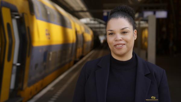 Bild 1 von 10: Portrait of Kathleen, conductor for the Dutch Railways. (National Geographic)
