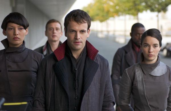 Bild 1 von 8: Niemand ahnt in Bregna, dass Trevor eigentlich nur das Wohl der Bürger am Herzen liegt, während sein Bruder Oren Goodchild (Johnny Lee Miller, M.) alles tut, um endlich an die Macht zu kommen ...