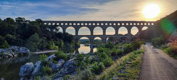 Bild 1 von 25: Im Bild: Wie eine Brücke durch die Zeit spannt sich der Pont du Gard über das Tal - ein Bauwerk, das Geschichte bis in die Gegenwart trägt.