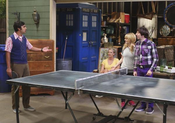 Bild 1 von 31: Ein ganz besonderes Tischtennis-Turnier richten Bernadette (Melissa Rauch, 2.v.r.), Howard (Simon Helberg, r.), Amy, Penny (Kaley Cuoco, 2.v.l.) und Raj (Kunal Nayyar, l.) aus ...
