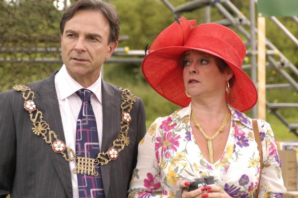 Bild 1 von 8: Lionel Hicks (George Cole) und Judy Hicks (Gemma Craven).