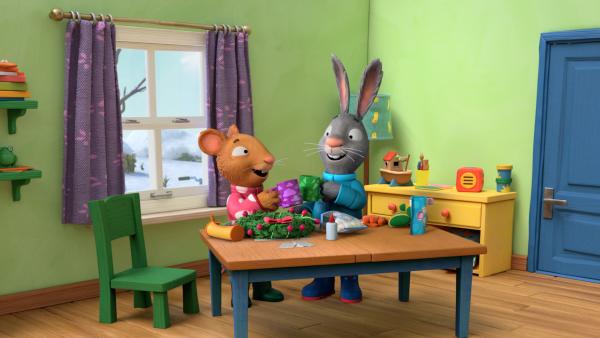 Bild 1 von 3: Pip und Posy freuen sich über den Schnee.