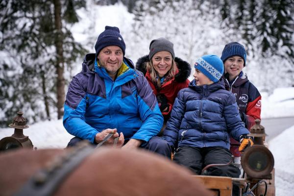 Bild 1 von 19: Im Bild: Claudia Barnes und ihre Söhne bei einer Kutschenfahrt.