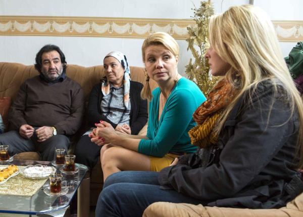 Bild 1 von 8: Danni (Annette Frier, 2.v.l.) arbeitet an einem ganz besonderen Fall. Ihre Mandantin, Carolin (Sonja Gerhardt, r.) hat den Muslim Amin geheiratet, war aber bisher nicht mit den Gesetzen der Religion vertraut. Im Streit hat ihr Mann dreimal ein arabisches Wort gesagt, welches laut Islam zur Scheidung führt. Seine Eltern (Mohammad-Ali Behboudi, l. und Özay Fecht, 2.v.l.) sind sehr froh über die Trennung und setzen ihn unter Druck, damit das so bleibt ...