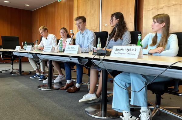 Bild 1 von 2: Mitreden im Bundestag: Die Jugend-Enquete-Kommission macht Vorschläge für eine generationengerechte Rentenpolitik.