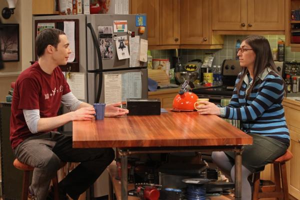 Bild 1 von 12: Während Raj ein Geheimnis über Lucy herausfindet, versucht Amy (Mayim Bialik, r.) Sheldon (Jim Parsons, l.) davon abzubringen, Dinge immer zwanghaft beenden zu müssen ...