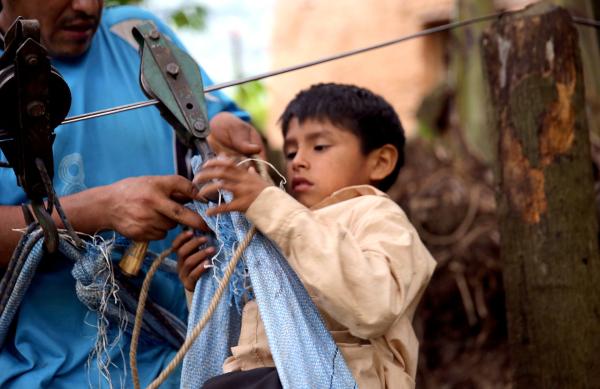 Bild 1 von 4: Elmer hat sich an der Zipline schon einmal den Finger gebrochen. Doch für ihn gibt es keinen anderen Weg zur Schule.