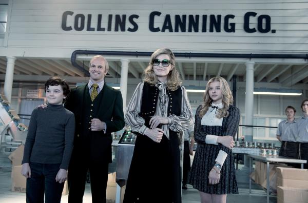 Bild 1 von 5: Die Collins-Familie bei der Eröffnung ihrer neuen Fabrik: David (Gully McGrath), Davids Vater Roger Collins (Jonny Lee Miller), dessen Schwester Elizabeth (Michelle Pfeiffer) und ihre Tochter Carolyn (Chloë Grace Moretz, v.l.)