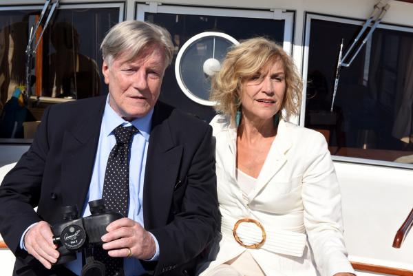 Bild 1 von 11: Ernst (Manfred Zapatka) und seine Schwester Mechthild (Marita Breuer) sorgen sich um Isabel, die verschwunden ist.