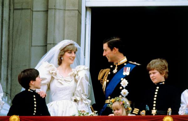 Bild 1 von 11: Im Bild: Prinz Charles mit seiner Braut, Prinzessin Diana, der ehemaligen Lady Diana Spencer auf dem Balkon des Buckingham Palace nach ihrer Hochzeit.