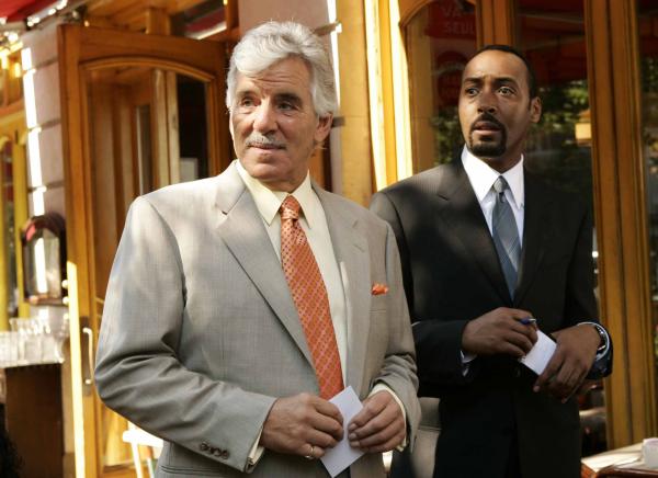 Bild 1 von 8: (l-r) Dennis Farina as Joe Fontana, Jesse L. Martin as Detective Ed Green-- NBC Universal