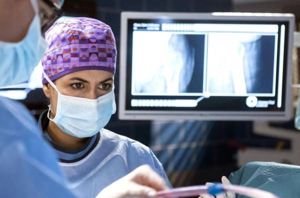 Bild 1 von 10: Dr. Leyla Sherbaz (Sanam Afrashteh)