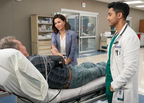 Bild 1 von 17: Julian Booth (Jenna Dewan, Mitte l.); Dr. Devon Pravesh (Manish Dayal, r.)