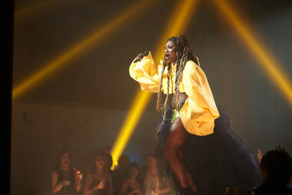Bild 1 von 11: Jules (Nathan Stewart-Jarrett) feiert ein besonderes Comeback in seiner Drag-Rolle Aphrodite Banks.